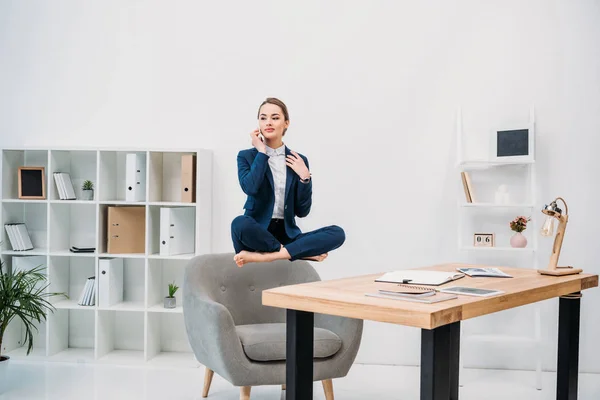 Schöne Junge Geschäftsfrau Spricht Smartphone Während Sie Arbeitsplatz Schwebt — Stockfoto