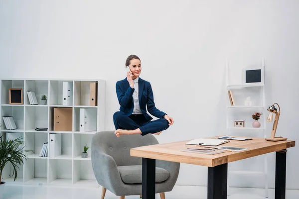 Businesswoman Talking Smartphone While Levitating Workplace — Stock Photo, Image