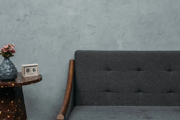 Cozy Empty Sofa Calendar Table Grey Wall — Stock Photo, Image