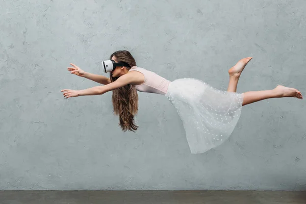 Jovem Mulher Descalça Realidade Virtual Fone Ouvido Levitando Cinza — Fotografia de Stock