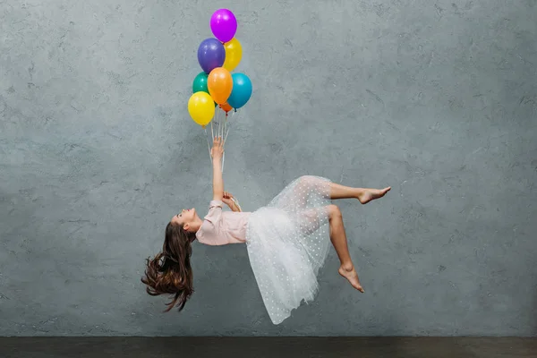 Genç Kadın Renkli Balonlarla Levitating — Stok fotoğraf