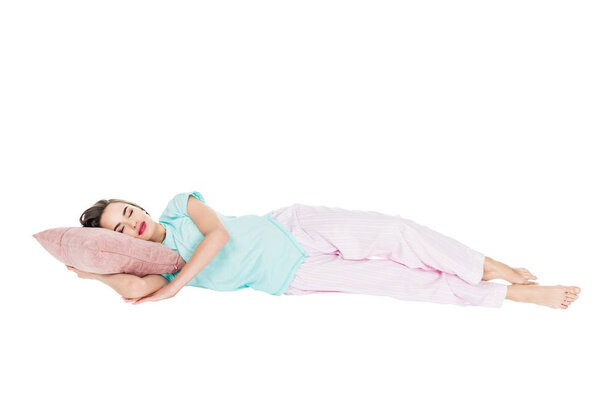 девушка в пижаме спит на подушке изолированы на белом

