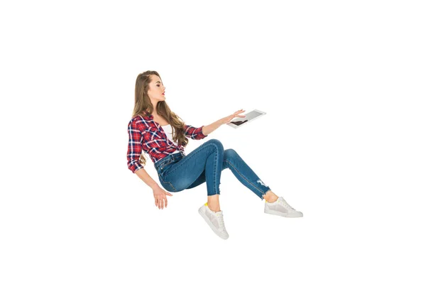 Menina Bonita Usando Tablet Digital Enquanto Levita Isolado Branco — Fotografia de Stock