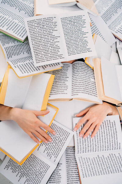 женские руки и книги, концепция чтения и образования
  