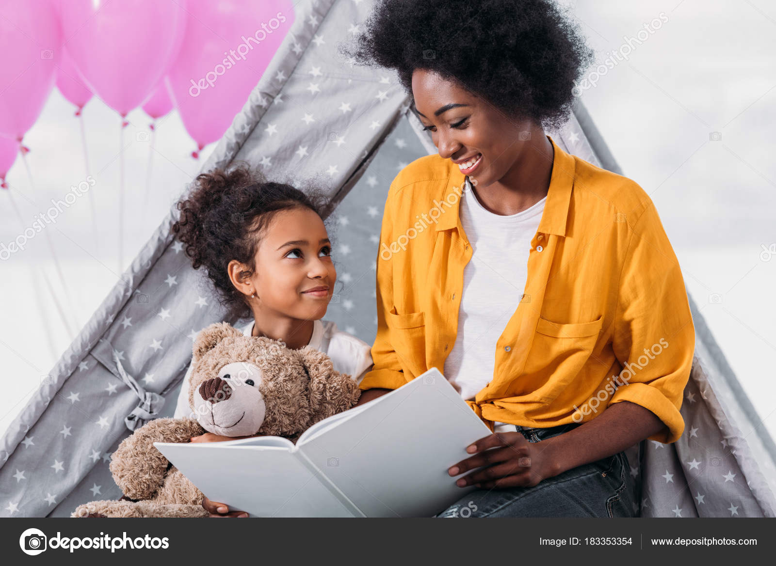 Feliz madre afroamericana e hija leer libro juntos en el hogar - descargar libro la crianza feliz — Foto de ...
