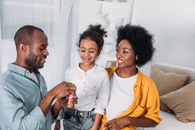 Afrikalı Amerikalı anne ve kızı sabun köpüğü evde yapma