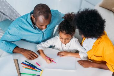 Afro-Amerikan Ebeveynlerin evde kızı boya seyir yüksek açılı görünüş