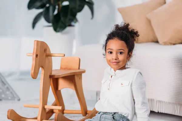 Adorable Africano Americano Niño Sentado Suelo Cerca Balanceo Caballo — Foto de Stock