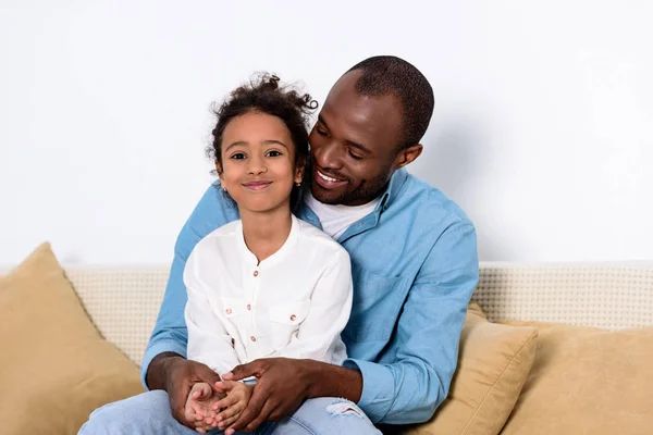 Happy African American Father Daughter Sofa Home — Stock Photo, Image