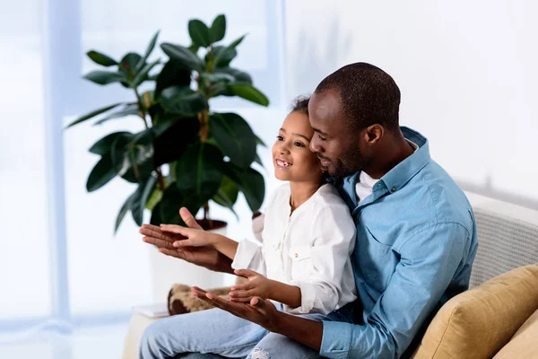 Feliz Afroamericano Padre Hija Divertirse Casa — Foto de Stock