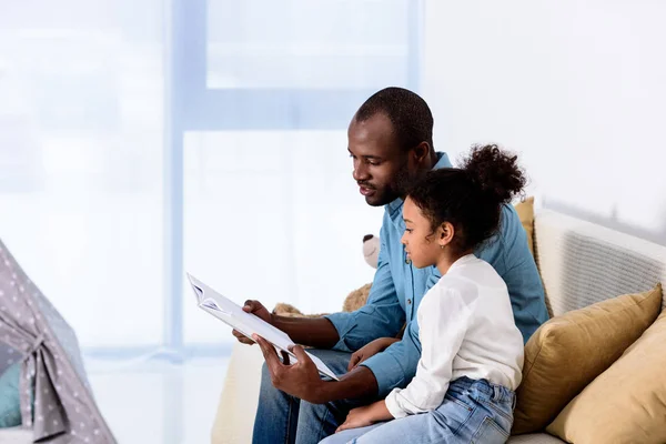 Side View African American Father Reading Book Daughter — Stock Photo, Image