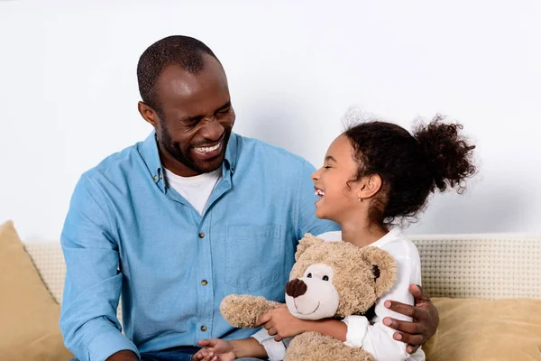 Γελώντας Αφρικανικό Αμερικανικό Πατέρα Και Την Κόρη Στο Σπίτι — Φωτογραφία Αρχείου