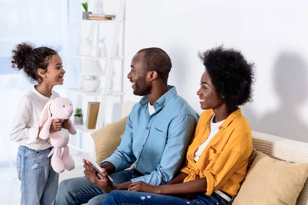 Afro Amerikaanse Ouders Dochter Elkaar Thuis Kijken — Gratis stockfoto