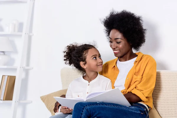 African American Mother Daughter Looking Each Other Sofa Home — Stock Photo, Image
