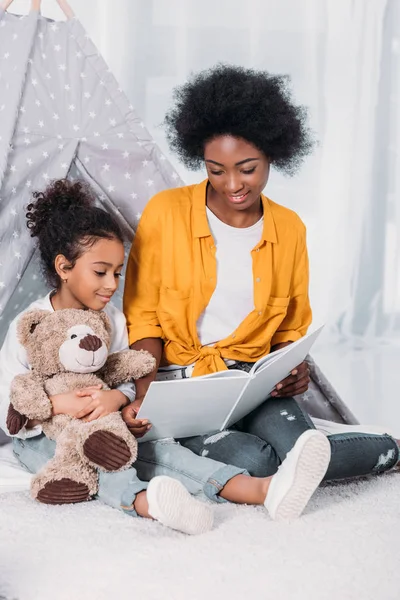 Afroamerikanska Mor Och Dotter Läsebok Golvet Hemma — Stockfoto