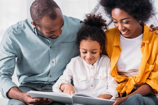 Hija Afroamericana Leyendo Para Padres Felices Casa — Foto de Stock