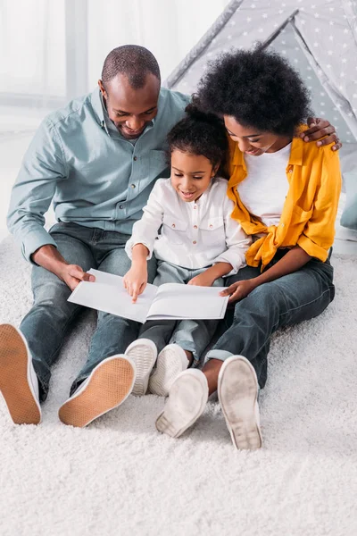 Afroamericana Hija Leyendo Para Padres Piso Casa —  Fotos de Stock