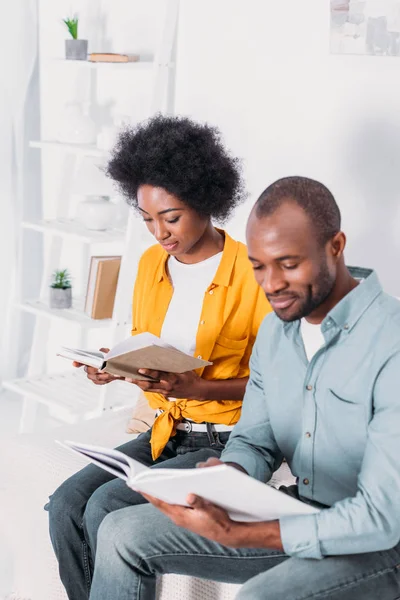 African American Couple Reading Books Home — Stock Photo, Image