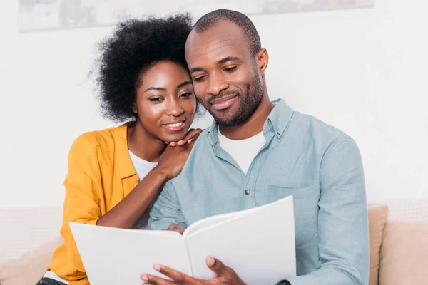 Afroamerikanska Par Läsa Bok Tillsammans Hemma — Stockfoto