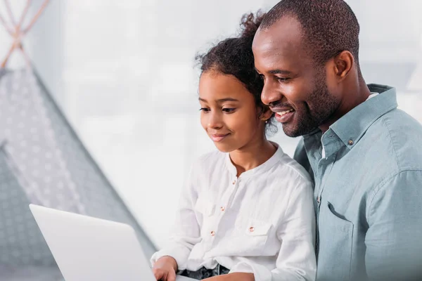 Oldalnézetből Boldog Afro Amerikai Apa Lánya Használ Laptop Otthon — Stock Fotó