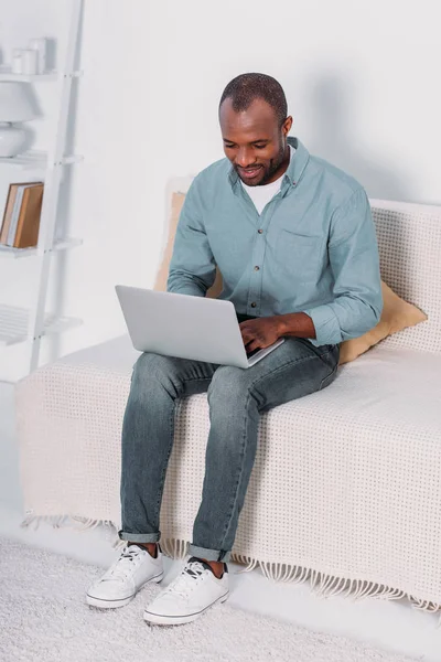 Hombre Afroamericano Feliz Usando Ordenador Portátil Sofá Casa — Foto de Stock