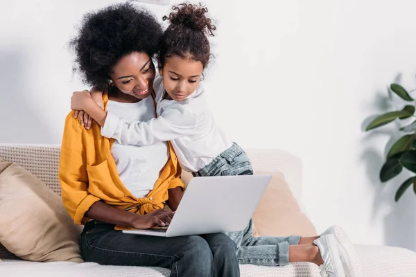 African American Mother Daughter Watching Something Laptop Home — Stock Photo, Image