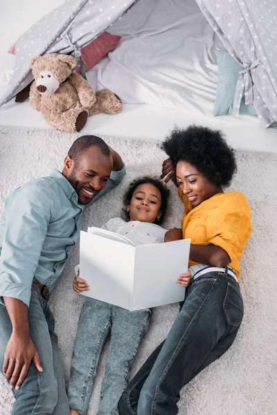 Visão Alto Ângulo Dos Pais Filha Afro Americanos Deitados Chão — Fotografia de Stock