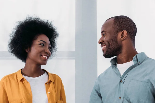 Lächelndes Afrikanisch Amerikanisches Paar Das Sich Hause Anschaut — Stockfoto