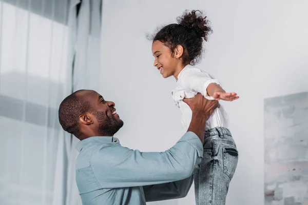 Feliz Afroamericano Padre Criando Hija Casa —  Fotos de Stock
