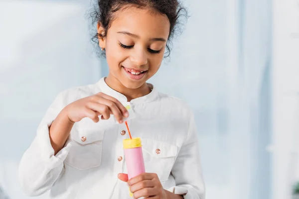 Lächelnd Entzückendes Afrikanisches Amerikanisches Kind Das Hause Seifenblasen Macht — kostenloses Stockfoto