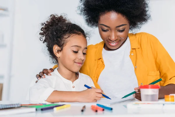African American Mother Daughter Drawing Together Home — Stock Photo, Image