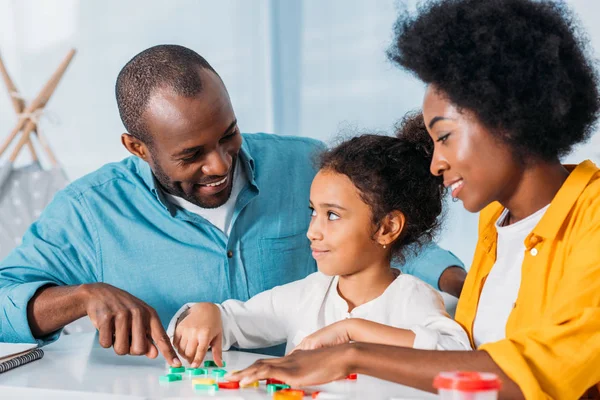 Africké Americké Rodiče Učit Matematiku Dcera Doma — Stock fotografie