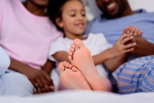 Afro Americanos Pais Filha Deitada Cama Com Pés Primeiro Plano — Fotografia de Stock