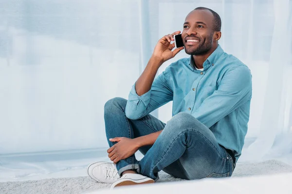 Smiling African American Man Sitting Floor Talking Smartphone Home — Stock Photo, Image