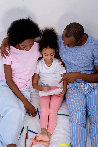 Hoge Hoekmening Van African American Ouders Helpen Dochter Schilderij Album — Stockfoto