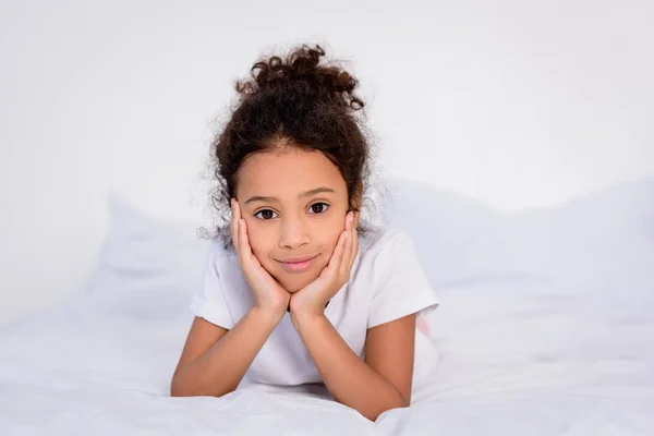 Adorable Africano Americano Niño Descansando Barbilla Manos Casa — Foto de Stock