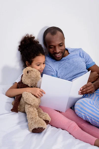 Αφρικανική Αμερικανική Πατέρας Ανάγνωση Για Την Κόρη Του Στο Σπίτι — Φωτογραφία Αρχείου
