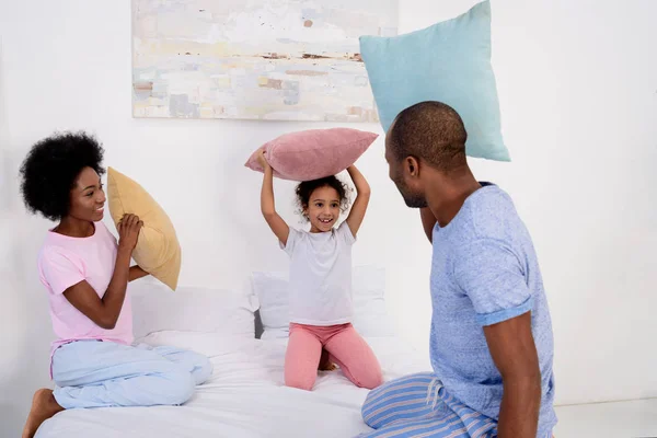 Afro Americanos Pais Filha Brincando Com Travesseiros Cama Casa — Fotografia de Stock