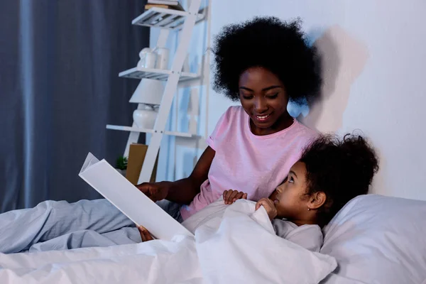 African American Mother Reading Daughter Evening — Stock Photo, Image