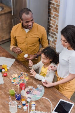 Afro-Amerikan aile tablo easter yumurta yüksek açılı görünüş