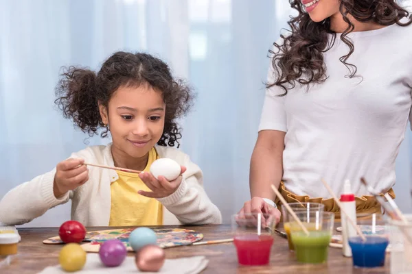 Painting easter eggs — Free Stock Photo