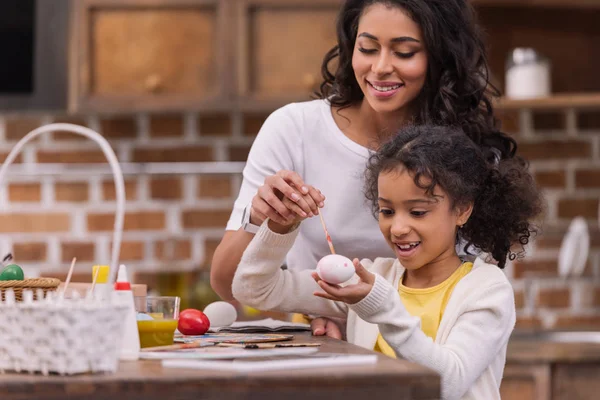 African American Mother Helping Daughter Painting Easter Eggs — Stock Photo, Image