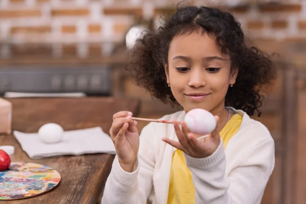 Niño Afroamericano Pintando Huevo Pascua — Foto de Stock