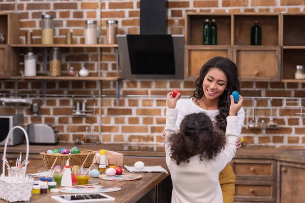 Bakifrån Skratt Afroamerikanska Mor Och Dotter Kul Med Målade Påskägg — Stockfoto