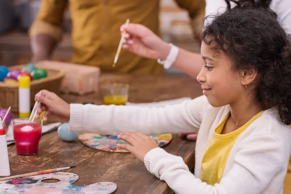 Imagen Recortada Los Padres Afroamericanos Hija Pintando Huevos Pascua —  Fotos de Stock