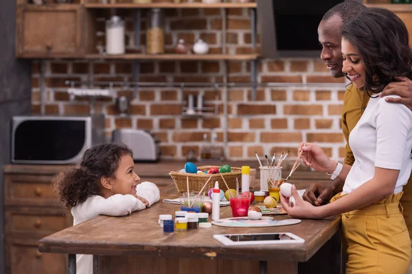 Side View African American Parents Painting Easter Eggs Kitchen — Free Stock Photo