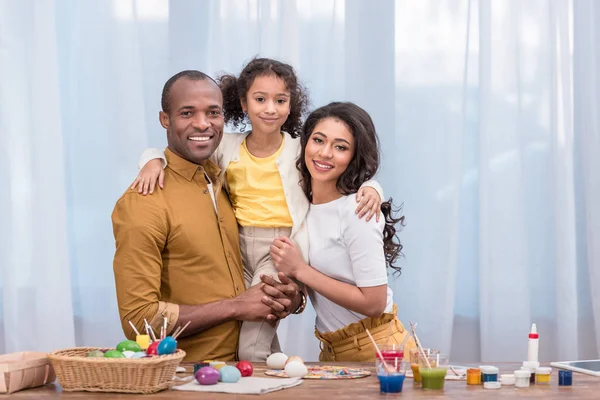 Família Afro Americana Feliz Olhando Para Câmera Conceito Páscoa — Fotografia de Stock