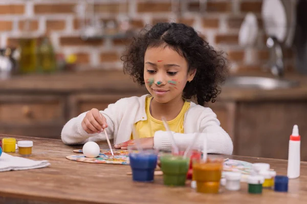 Criança Americana Africana Pintando Ovo Páscoa Cozinha — Fotografia de Stock