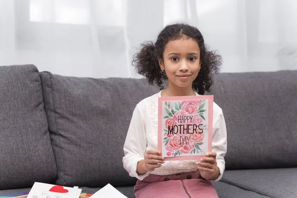 Niño Afroamericano Mostrando Tarjeta Felicitación Para Día Las Madres — Foto de Stock