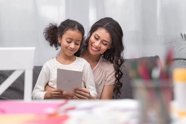 Afroamerikanska Mor Och Dotter Titta Kort Mors Dag — Stockfoto